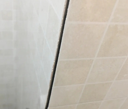 临湘瓷砖空鼓维修公司分享阳台瓷砖脱落的修复过程可以分为以下几个步骤