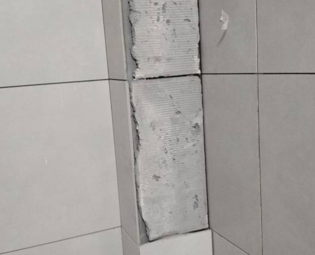 临湘瓷砖空鼓维修公司分享下瓷砖施工前基层浇水润湿程度不足，可能导致以下问题