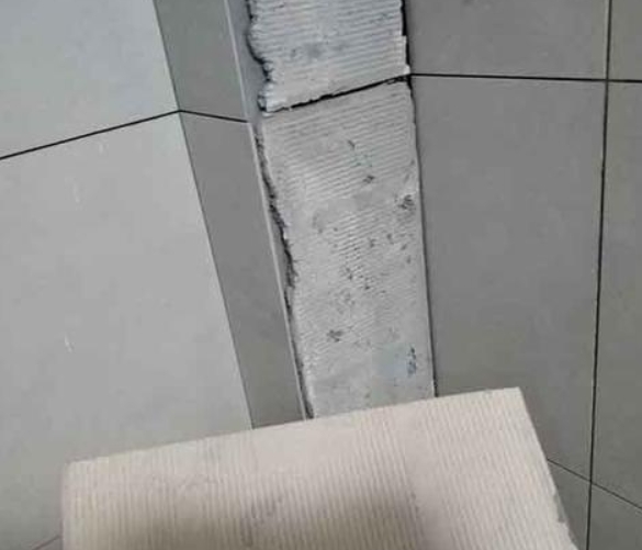 临湘瓷砖空鼓维修公司分享下厨房瓷砖脱落的补救措施。